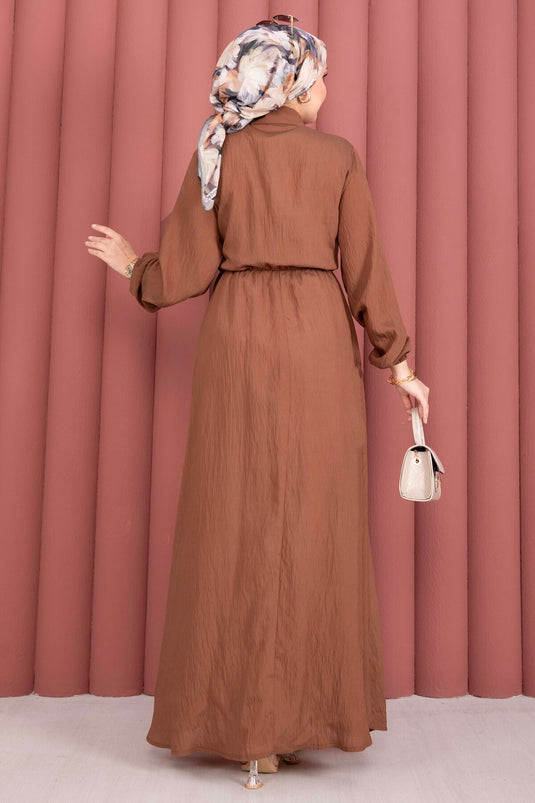 Modest Fashion Kleid mit seitlicher Bindung und goldener Brosche, Kaffeefarben
