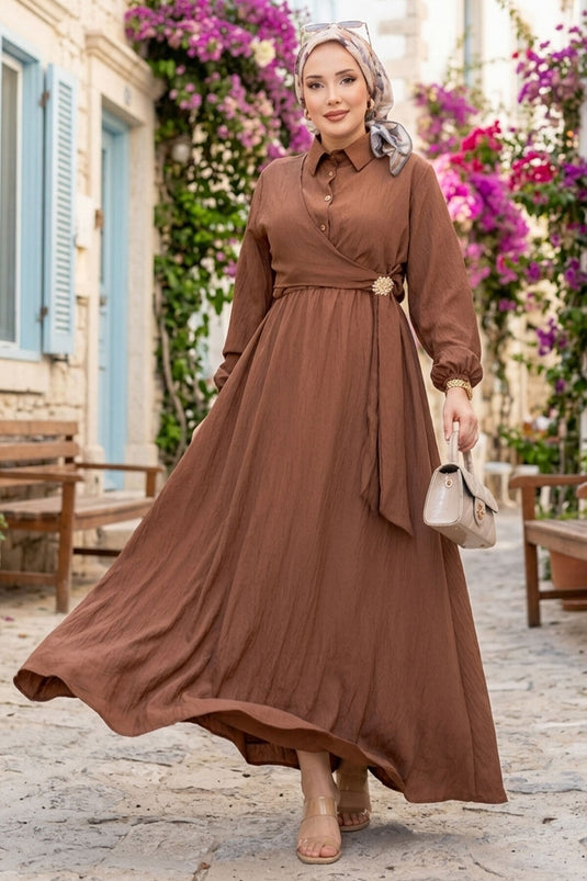 Modest Fashion Kleid mit seitlicher Bindung und goldener Brosche, Kaffeefarben