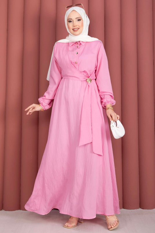 Vestido Modesto Rosa Con Broche Dorado Y Lazo Lateral