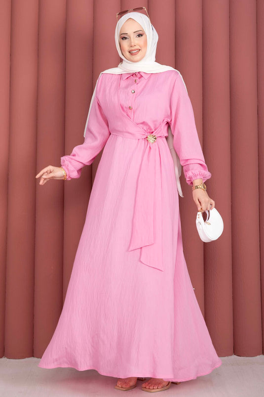 Vestido Modesto Rosa Con Broche Dorado Y Lazo Lateral