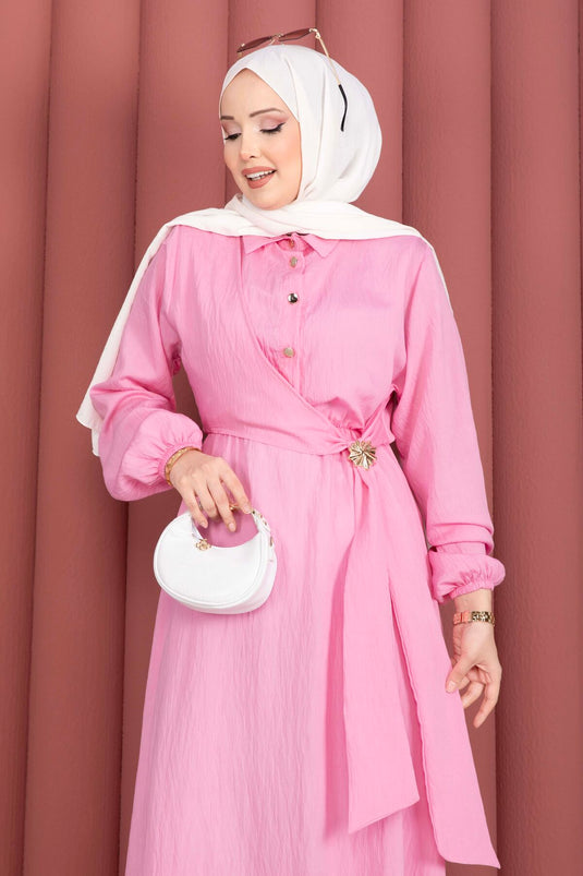Vestido Modesto Rosa Con Broche Dorado Y Lazo Lateral