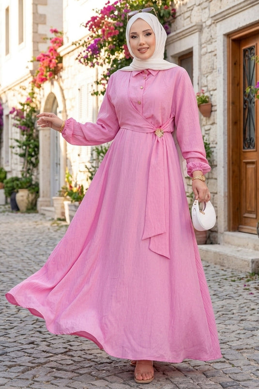 Vestido Modesto Rosa Con Broche Dorado Y Lazo Lateral