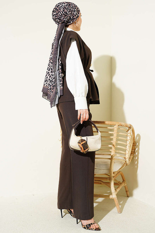 Ensemble Deux Pièces avec Gilet et Broche Dorée Marron Foncé