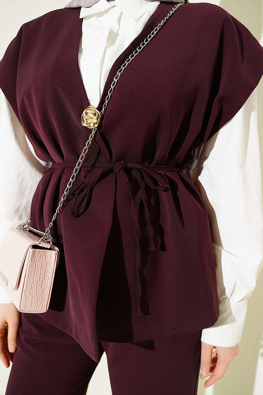 Ensemble deux pièces bordeaux avec gilet orné d'une broche