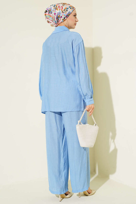 طقم مزدوج برباط خيوط بتفاصيل ذهبية باللون الأزرق الفاتح