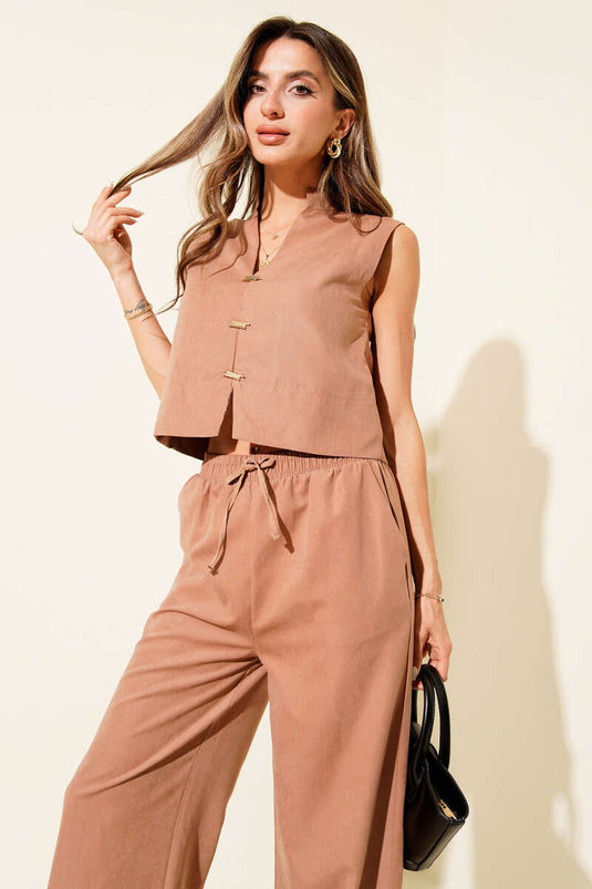 Ensemble deux pièces en daim avec gilet à détails dorés (Latte)