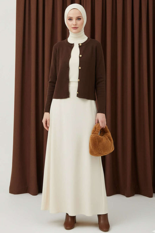 Kurzer Strickcardigan in kaffeebraun mit goldenen Knopfdetails