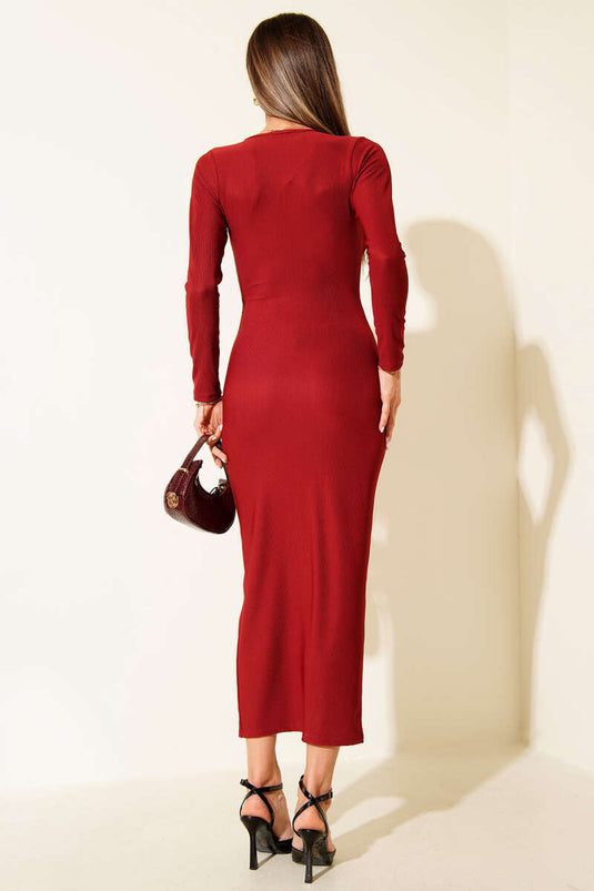 Robe plissée bordeaux avec détails de boutons dorés