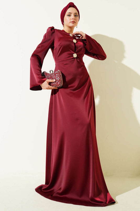 Abito da cerimonia in raso bordeaux con dettagli a bottone dorato