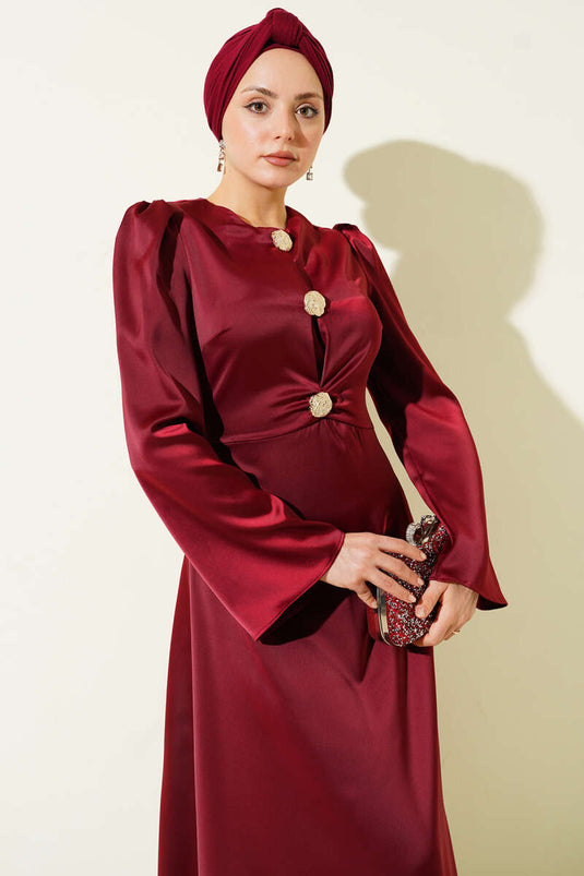 Abito da cerimonia in raso bordeaux con dettagli a bottone dorato