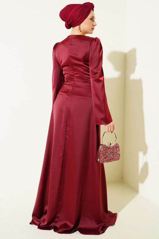 Abito da cerimonia in raso bordeaux con dettagli a bottone dorato