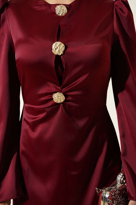 Abito da cerimonia in raso bordeaux con dettagli a bottone dorato