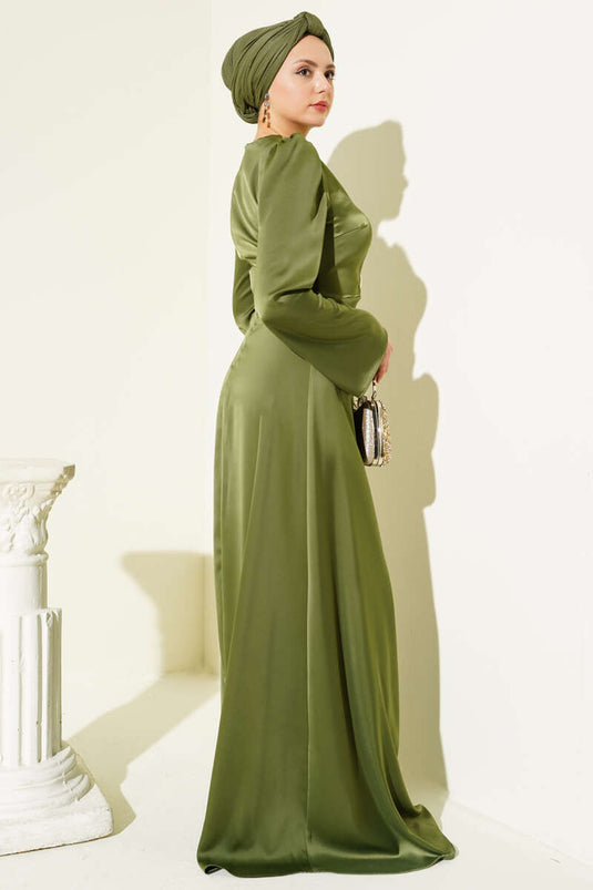 Abito da cerimonia in raso verde oliva con dettagli a bottone dorato