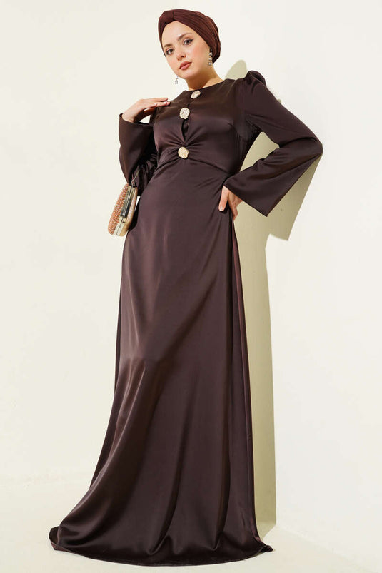 Abito da cerimonia in raso marrone con dettagli a bottone dorato