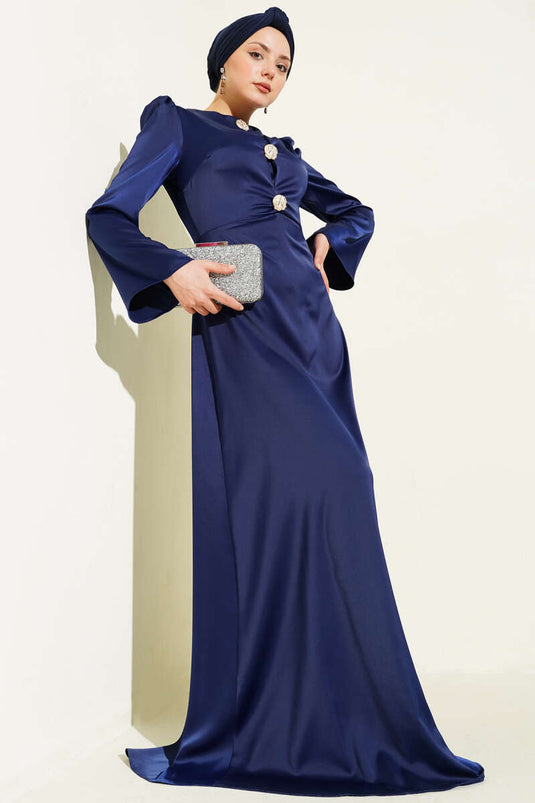 فستان سهرة من الساتان باللون الأزرق الداكن مع تفاصيل أزرار ذهبية