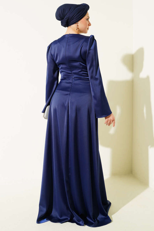 فستان سهرة من الساتان باللون الأزرق الداكن مع تفاصيل أزرار ذهبية