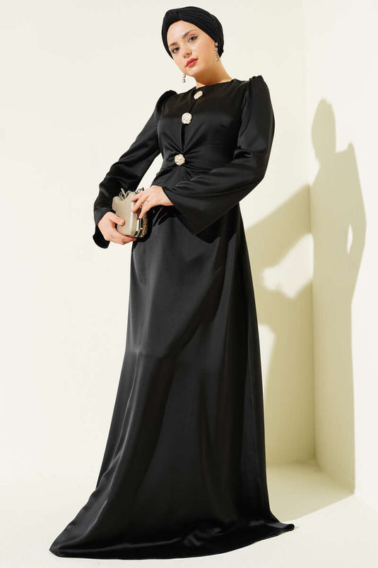فستان سهرة ساتان أسود بتفاصيل أزرار ذهبية
