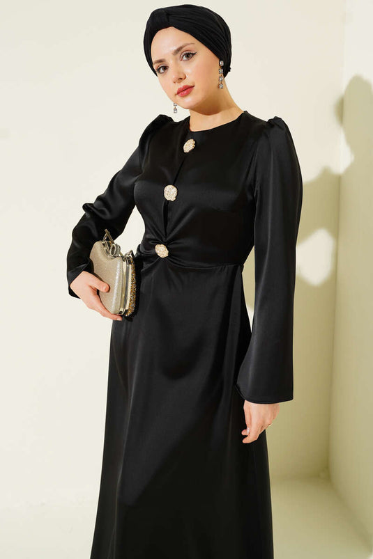 فستان سهرة ساتان أسود بتفاصيل أزرار ذهبية