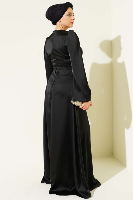 فستان سهرة ساتان أسود بتفاصيل أزرار ذهبية