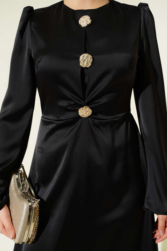 فستان سهرة ساتان أسود بتفاصيل أزرار ذهبية