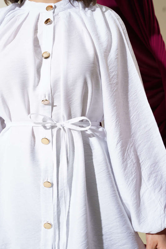 Chemise blanche à manches ballon et boutons dorés