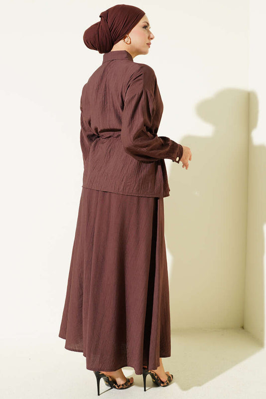 طقم بجيبة مزودة بحزام و أزرار ذهبية باللون البني