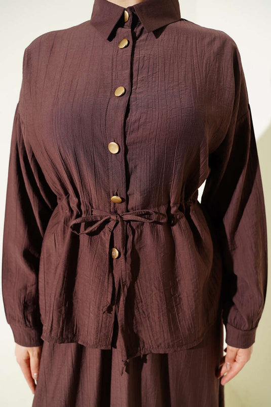 طقم بجيبة مزودة بحزام و أزرار ذهبية باللون البني