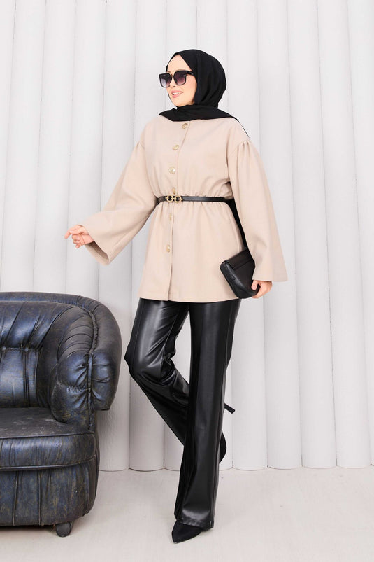 عباءة من الكشمير باللون البيج مع أزرار ذهبية وخصر مطوي