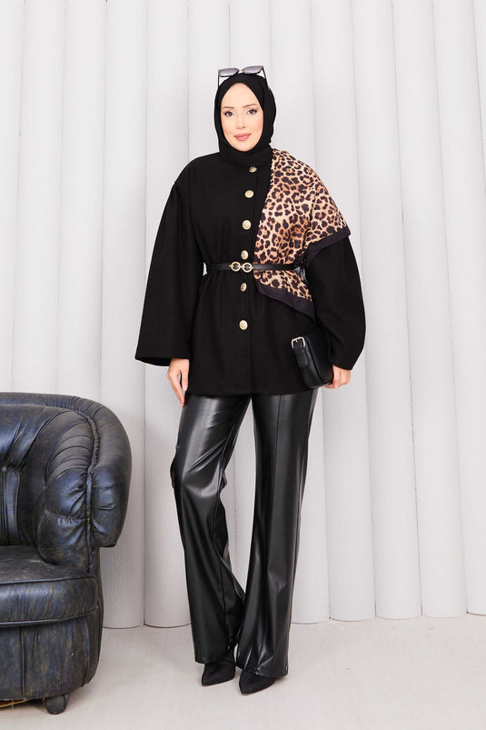 عباءة كشمير مطوية بأزرار ذهبية على الخصر باللون الأسود