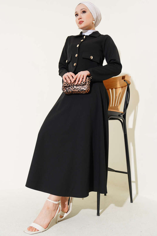 Costume deux pièces noir à jupe boutonnée dorée