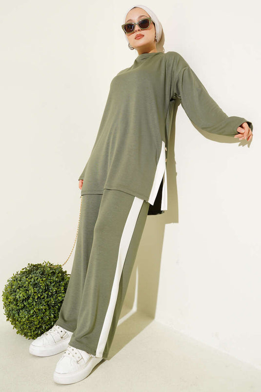 Costume deux pièces Loysha garni de boutons dorés, vert amande