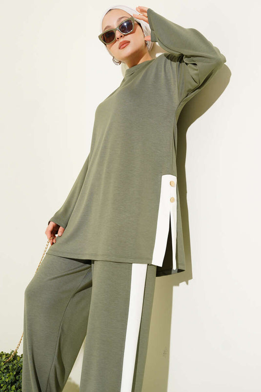 Costume deux pièces Loysha garni de boutons dorés, vert amande