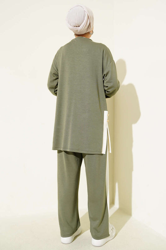 Costume deux pièces Loysha garni de boutons dorés, vert amande