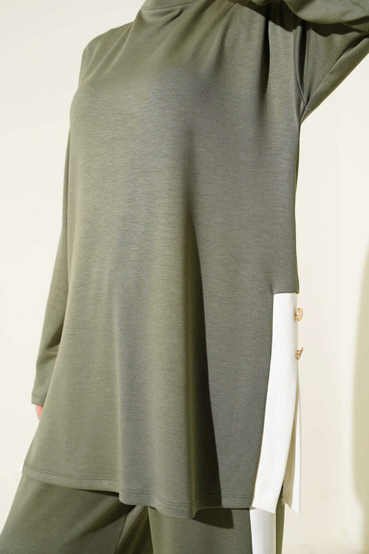 Costume deux pièces Loysha garni de boutons dorés, vert amande