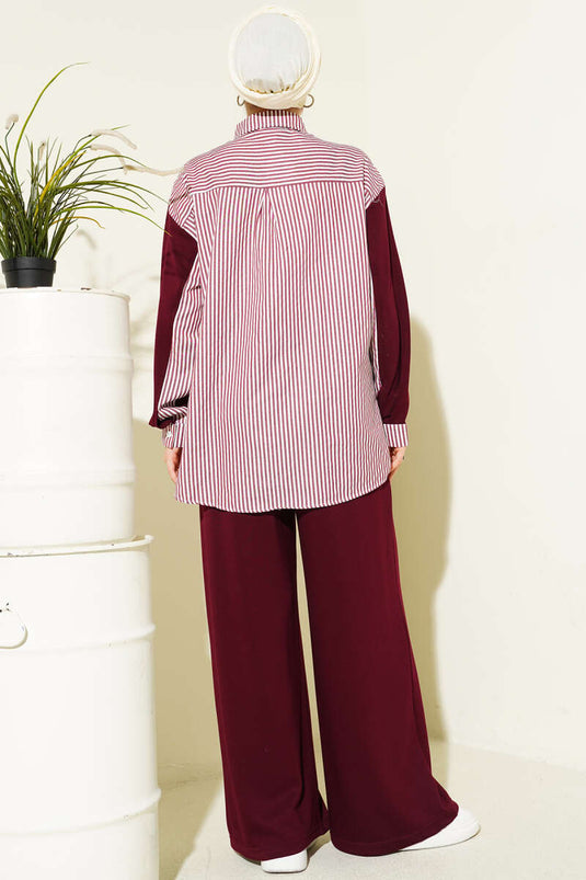 Locker sitzendes zweiteiliges Set mit goldfarbenen Knöpfen und Garnverzierung, bordeauxrot