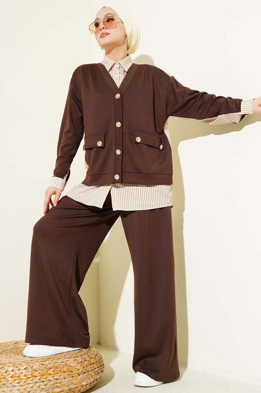 Locker sitzendes zweiteiliges Set mit goldfarbenen Knöpfen und Garnverzierung, Kaffee-Farbe