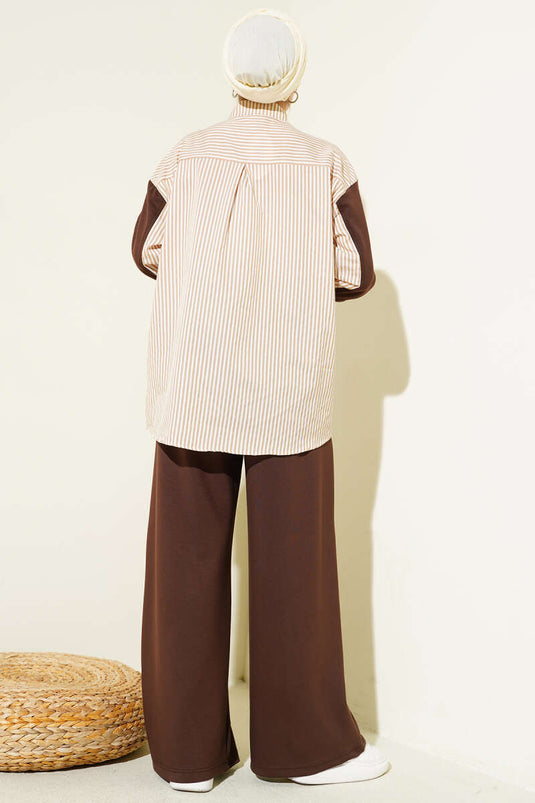 Locker sitzendes zweiteiliges Set mit goldfarbenen Knöpfen und Garnverzierung, Kaffee-Farbe