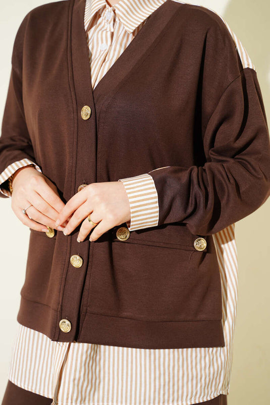 Locker sitzendes zweiteiliges Set mit goldfarbenen Knöpfen und Garnverzierung, Kaffee-Farbe