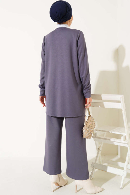 Ensemble deux pièces gris avec cardigan à boutons dorés