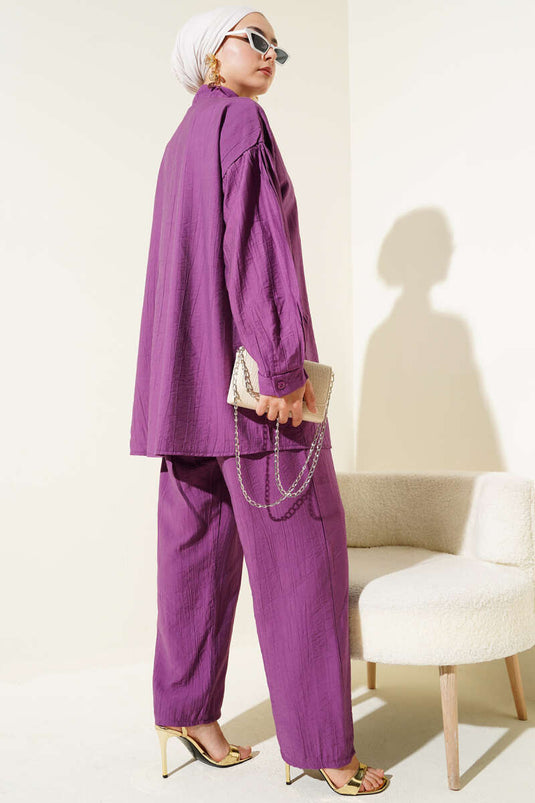 Costume deux pièces magenta à boutons dorés et détails en corde