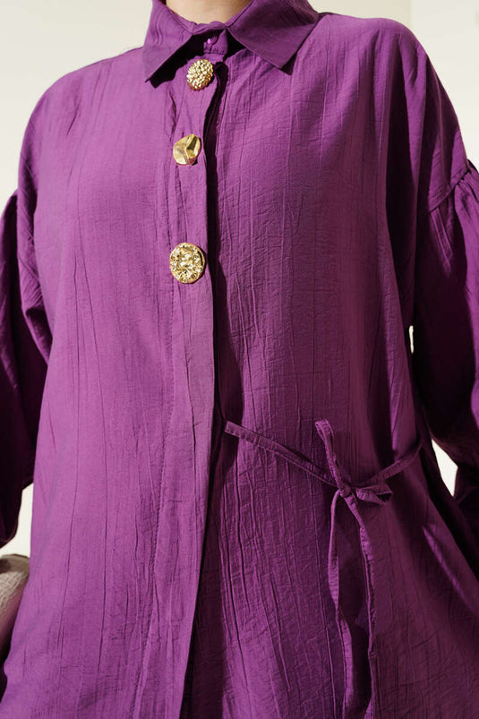 Costume deux pièces magenta à boutons dorés et détails en corde