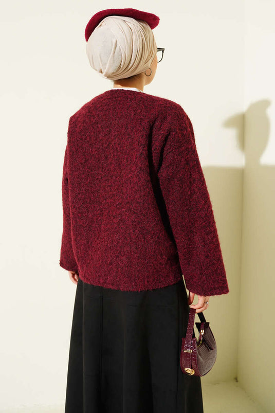 سترة قصيرة من اللباد بأزرار ذهبية، لون عنابي