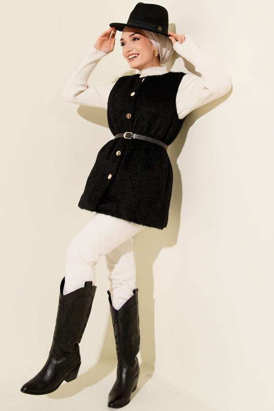 صدرية سوداء بأزرار وحزام ذهبيين، بتصميم ريشي