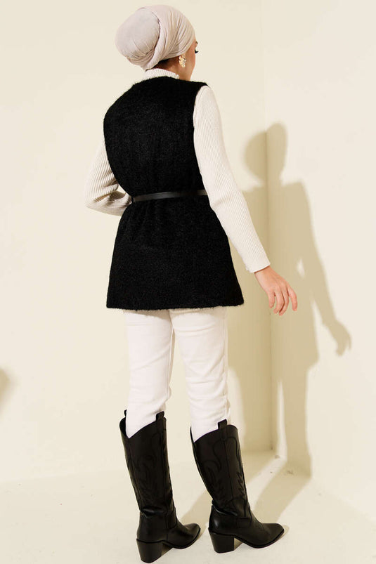 صدرية سوداء بأزرار وحزام ذهبيين، بتصميم ريشي