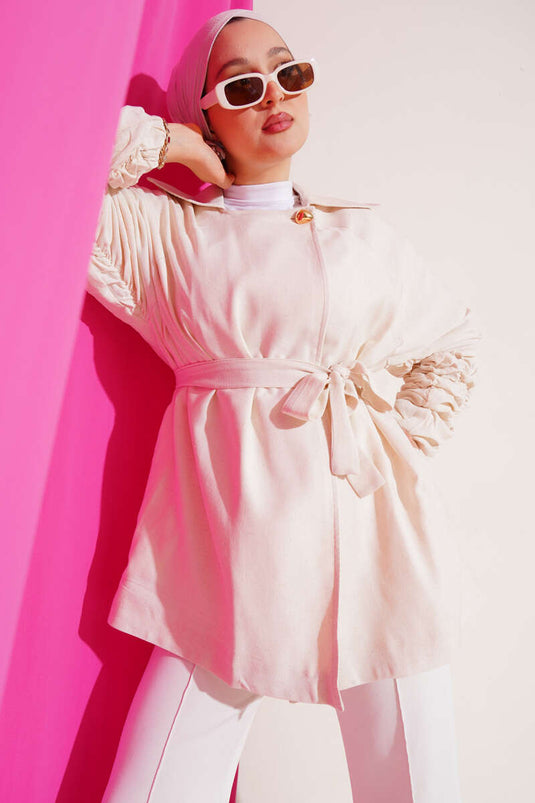 جاكيت بأكمام مجمعة وأزرار ذهبية اللون بيج