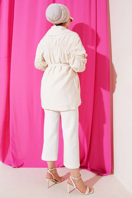 جاكيت بأكمام مجمعة وأزرار ذهبية اللون بيج