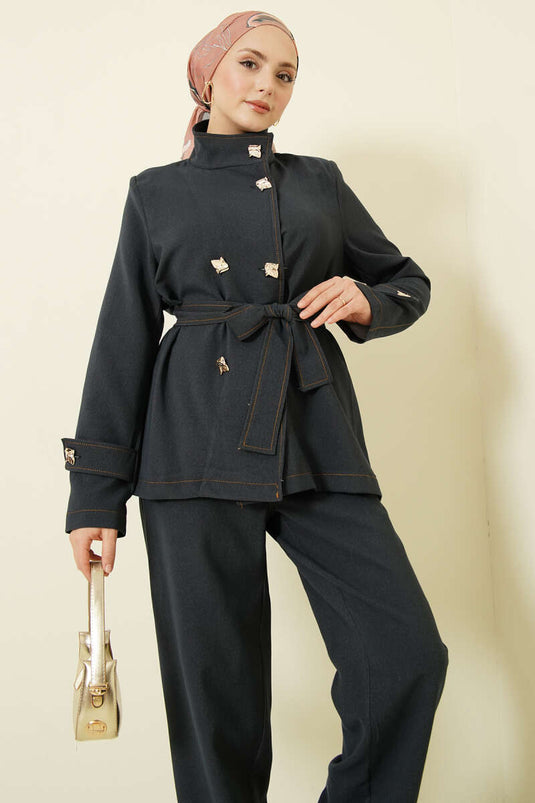 طقم مزدوج بحزام وأزرار ذهبي باللون الأزرق الداكن