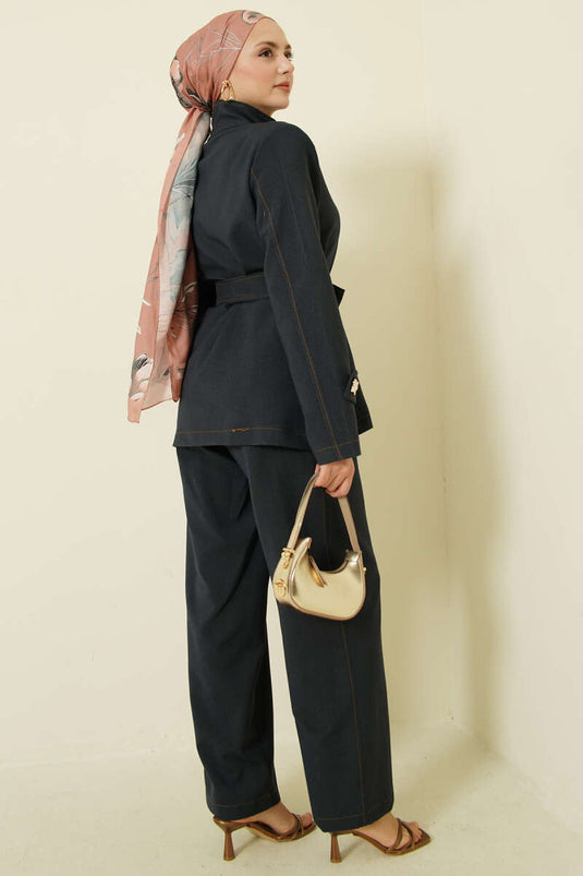 طقم مزدوج بحزام وأزرار ذهبي باللون الأزرق الداكن