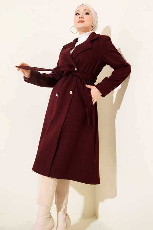 معطف من الكشمير بلون عنابي مع أزرار وحزام ذهبيين