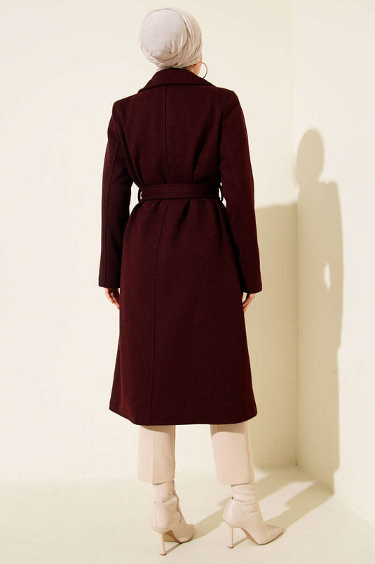 معطف من الكشمير بلون عنابي مع أزرار وحزام ذهبيين